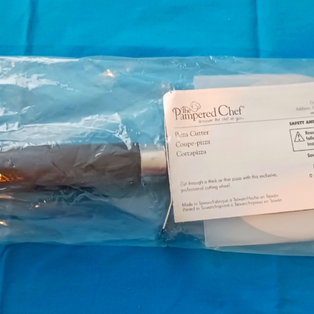 Retired NEW -Pamper Chef Pizza Cutter #1301